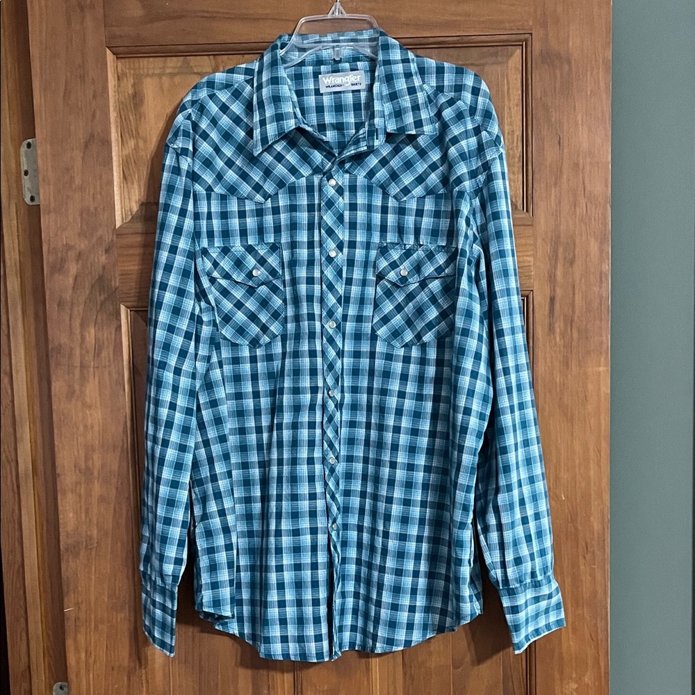 Wrangler Men's Blue Checkered Button Down Shirt